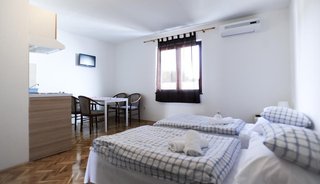 Apartments Deli Vrsi Chambre photo